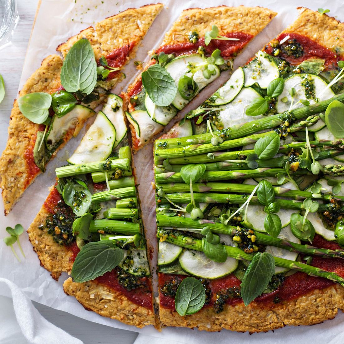 Bei einer gesunden Pizza kommt es vor allem auf den Teig und auf den Belag an. Grünes Gemüse und ein bisschen weniger fettigen Käse können schon einen gewaltigen Unterschied machen!