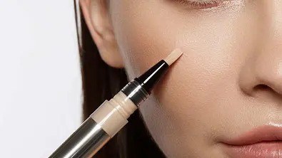 Concealer, concealer farben, welche concealer farbe für was, concealer farbe, augenringe abdecken, bester concealer, grüner concealer, gelber concealer, oranger concealer, violetter concealer - Foto: stock.adobe.com/ Yakobchuk Olena
