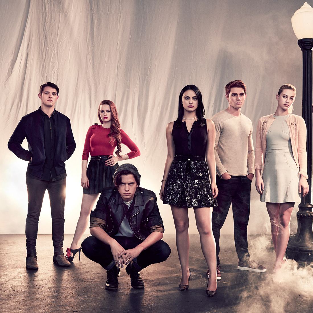Weil ein Teammitglied in Kontakt mit einem Corona-Infizierten gekommen ist, mussten die Dreharbeiten zum Staffelfinale von „Riverdale“ gestoppt werden.