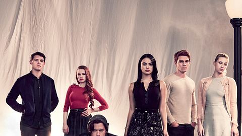 Weil ein Teammitglied in Kontakt mit einem Corona-Infizierten gekommen ist, mussten die Dreharbeiten zum Staffelfinale von „Riverdale“ gestoppt werden. - Foto: Netflix