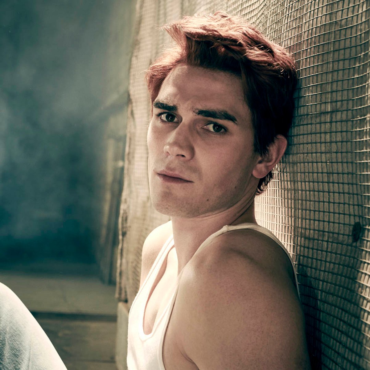 Riverdale: KJ Apa blutverschmiert und mit aufgespritzten Lippen