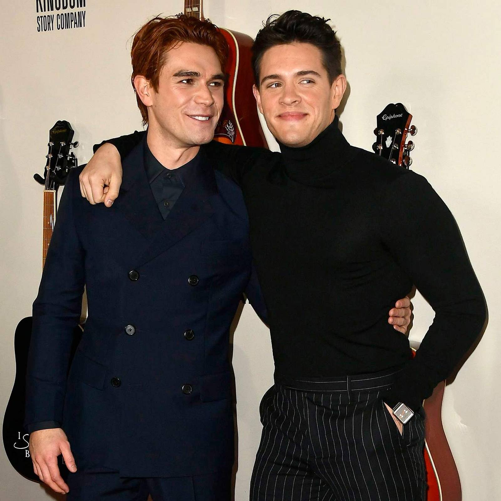 „riverdale“ Küsse Zwischen Casey Cott Und Kj Apa Bravo