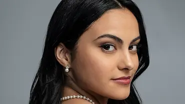 Riverdale-Darstellerin Camila Mendes wird dieses Jahr 25 Jahre alt. - Foto: Netflix Riverdale-Darstellerin Camila Mendes wird dieses Jahr 25 Jahre alt. - Foto: Netflix