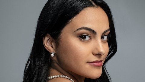 Riverdale-Darstellerin Camila Mendes wird dieses Jahr 25 Jahre alt. - Foto: Netflix