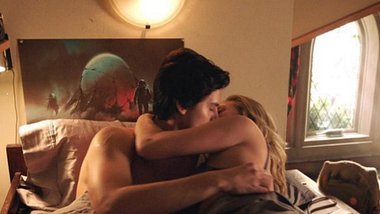 Riverdale: So werden Kuss-Szenen während der Corona-Pandemie gedreht - Foto: Instagram/@writerras