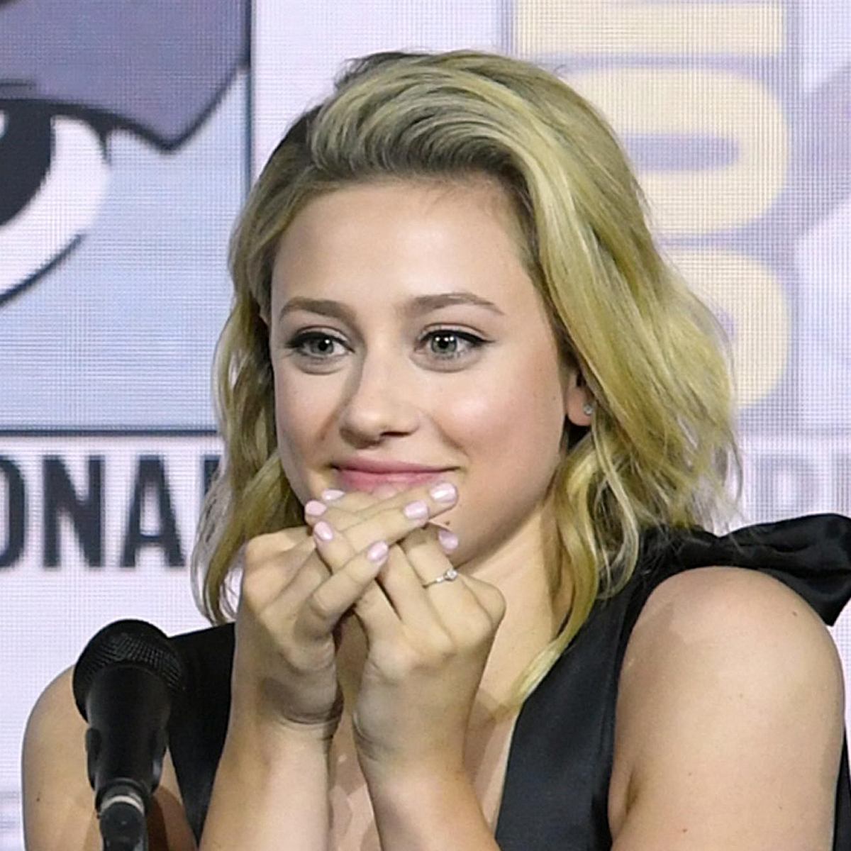 „Riverdale“-Star Lili Reinhart: Auf diesem Bild kann sie Dylan und Cole Sprouse nicht unterscheiden!