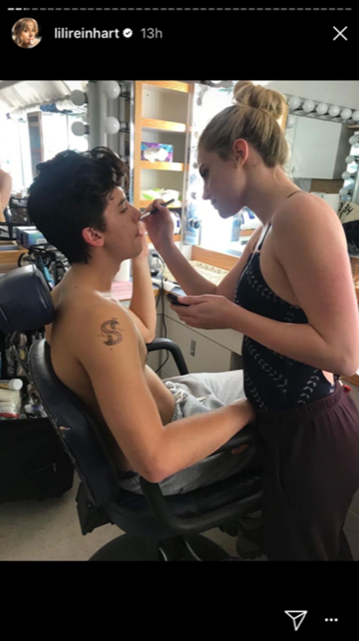 Make up nachbessern? Das erledigt bei Cole Sprouse seine Freundin Lili Reinhart nur zu gerne!