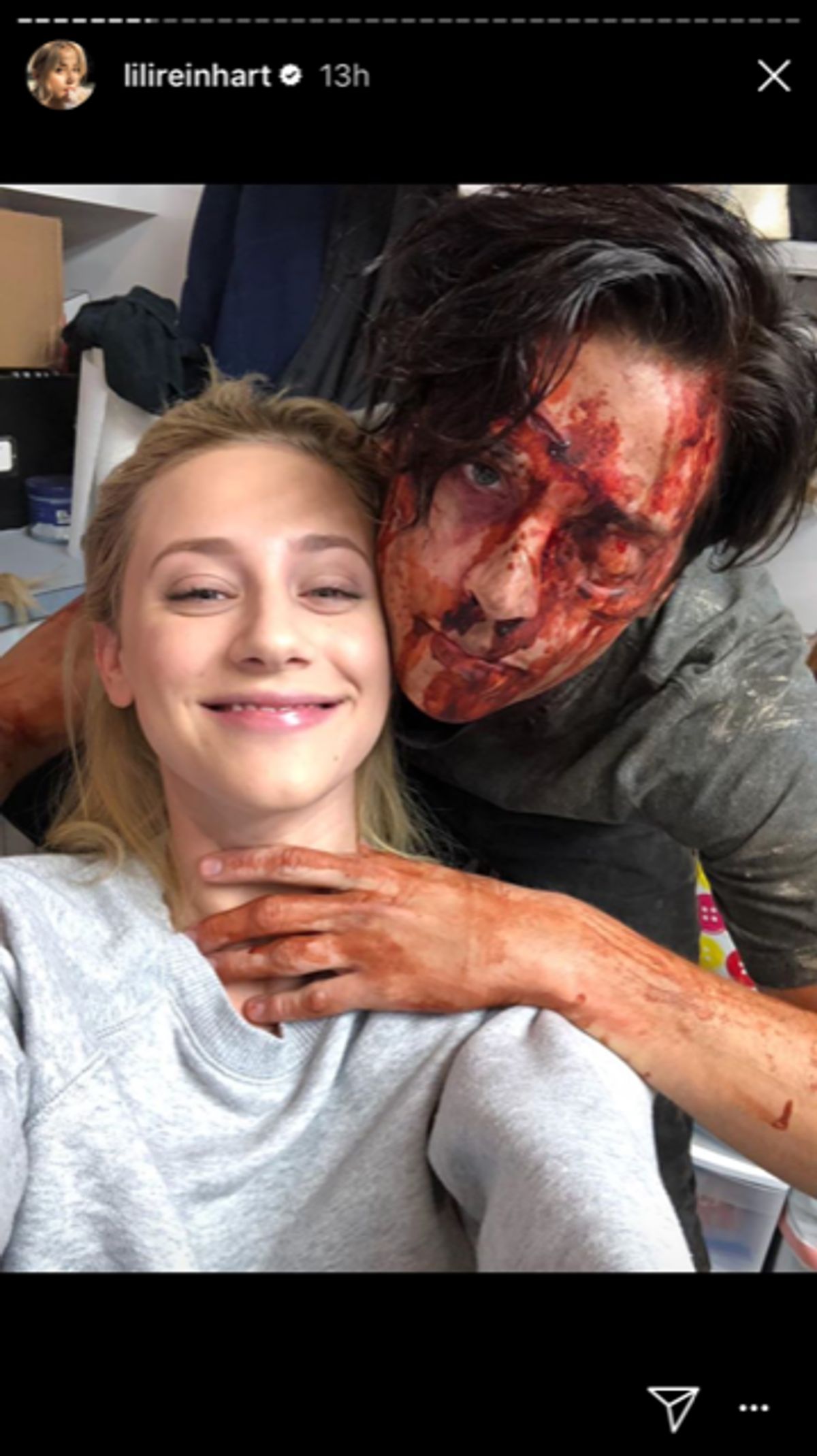 Sogar mit krassem Make up sind die Riverdale-Stars einfach ein mega süßes Paar!