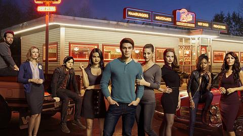 Luke Perry (ganz links) gehörte von der 1. Folge an fest zu Riverdale - Foto: Netflix
