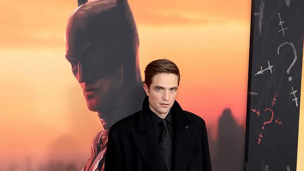 Robert Pattinson: Überraschender Gegenstand in Batman-Anzug versteckt - Foto: Dimitrios Kambouris/Getty Images