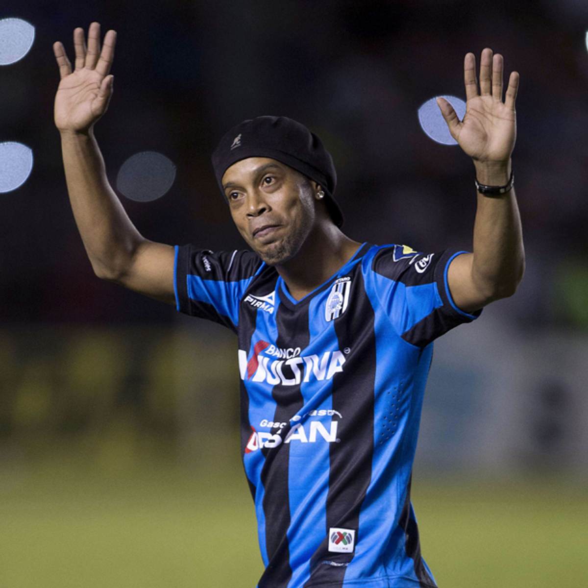 Ein Politiker hat Ronaldinho rassistisch beleidigt.