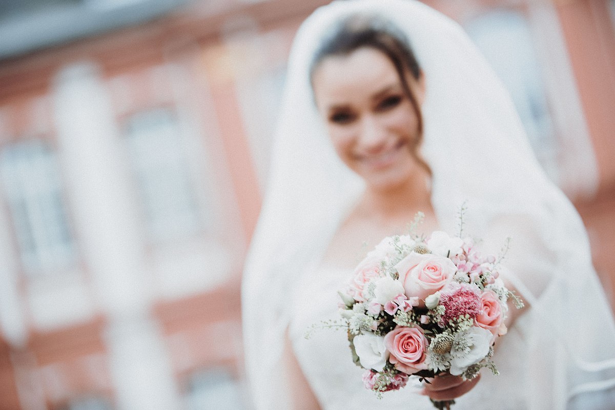 Hochzeit bei „Köln 50667“: Holly im Brautkleid