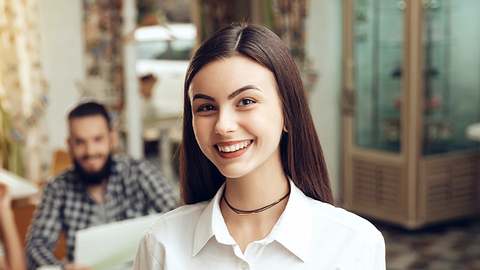 In einem Supermarkt aushelfen ist ein Schülerjob ab 16, mit dem du schon erste Berufserfahrung sammeln kannst. - Foto: istockphoto