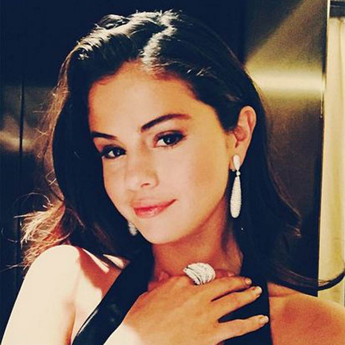 Selena Gomez mag es, Zuhause nackt zu sein