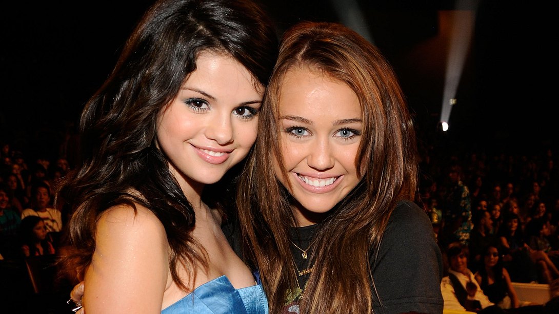 Selena Gomez & Miley Cyrus geheimnisvolle Nachrichten deuten Zusammenarbeit an! 👀 - Foto:  K Mazur/TCA 2008 