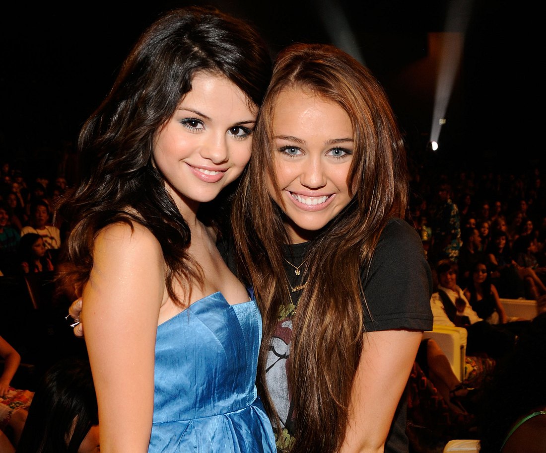 Selena Gomez & Miley Cyrus geheimnisvolle Nachrichten deuten Zusammenarbeit an! 👀