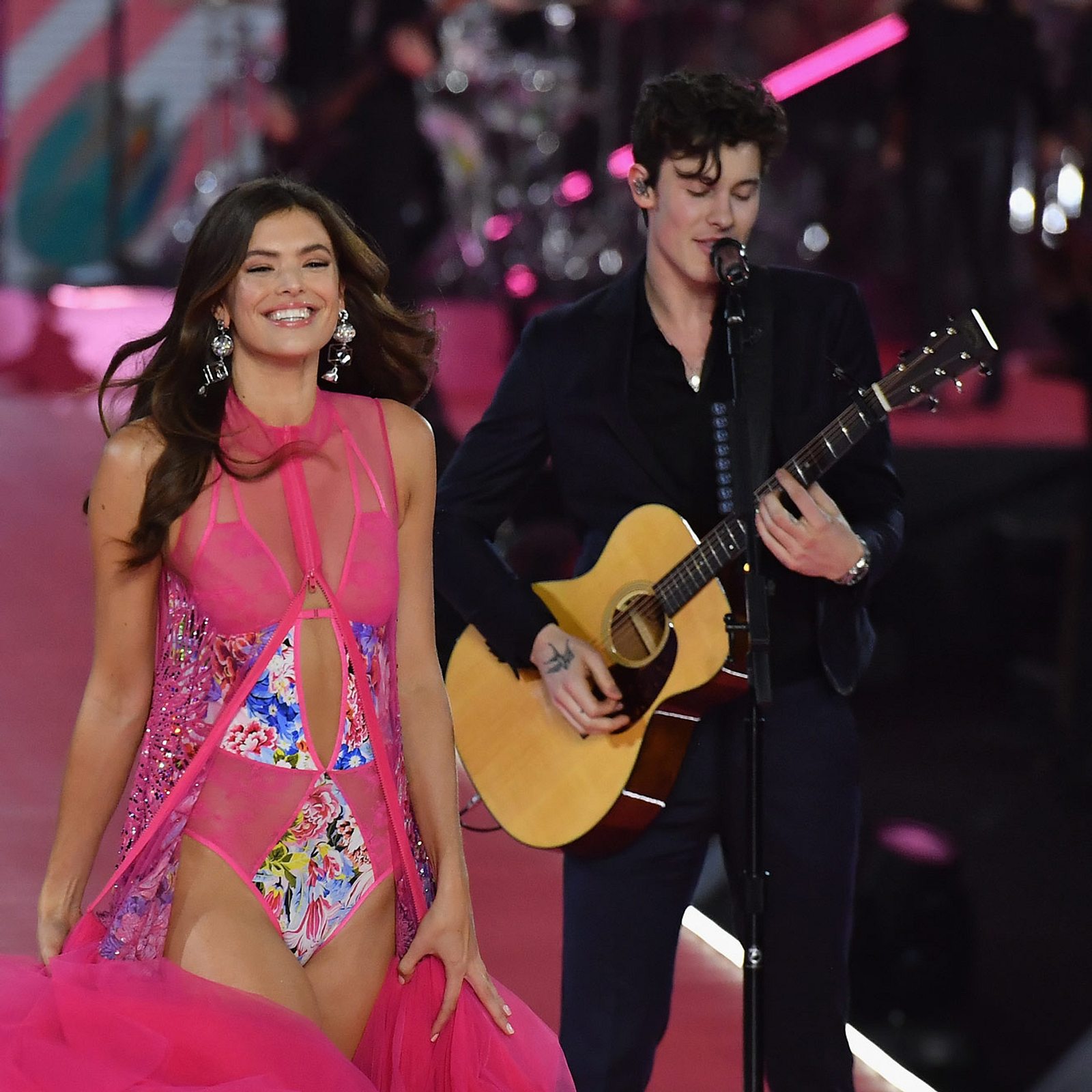 Shawn Mendes Kuss von „Victorias Secret“Model BRAVO