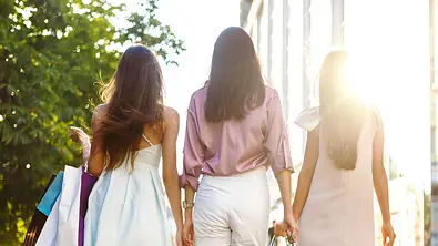 Wir leben in einer krassen Konsum-Gesellschaft und kaufen oft mehr, als wir brauchen. Ist dir bewusst, dass wir Studien zufolge fast zwei Drittel der Klamotten in unserem Kleiderschrank kaum oder gar nicht tragen? - Foto: Shutterstock
