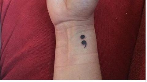 Semikolon-Tattoo - Foto: Ashley Coffey on Twitter