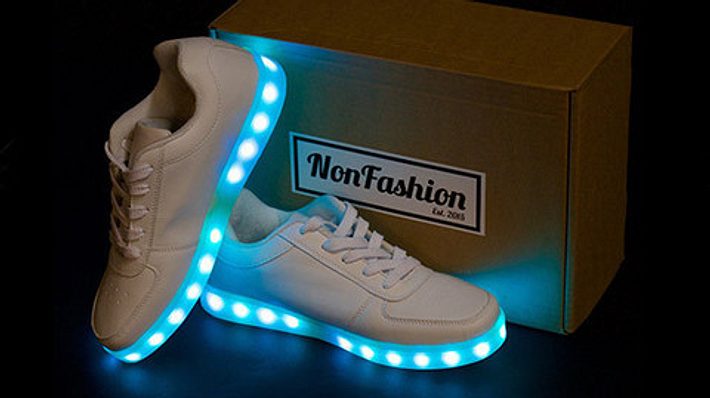 unauffällig geht anders: Die LED-Schuhe leuchten in allen Farben - Foto: PR/nonfashion