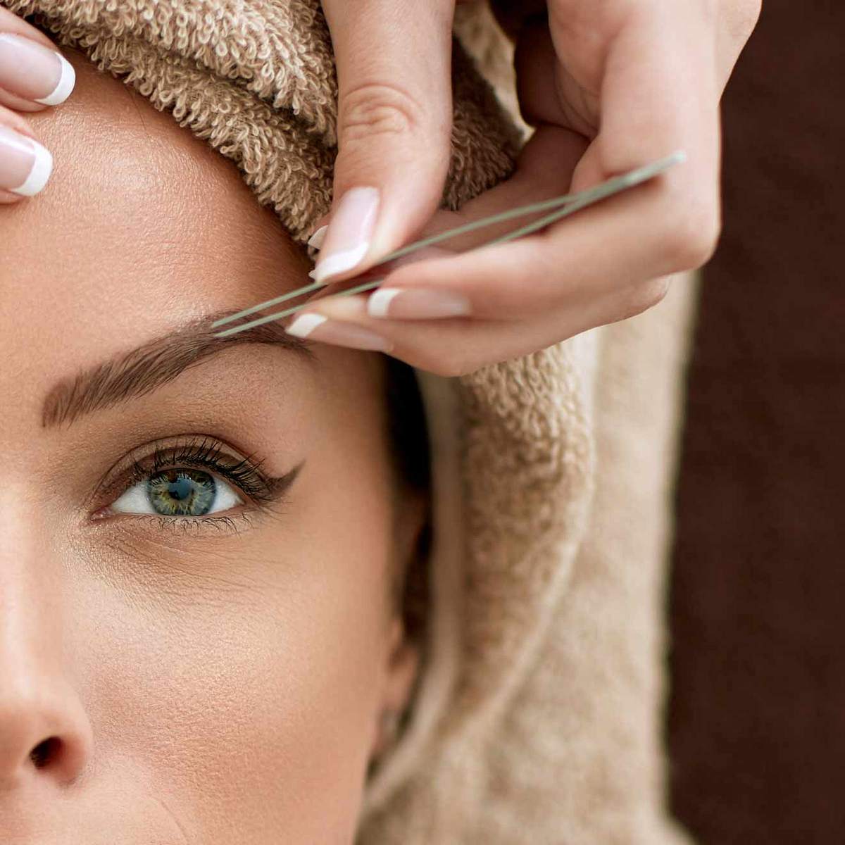 Augenbrauen zupfen, augenbrauen von unten zupfen, augenbrauen richtig zupfen, brauen styling, brow styling, brauen zupfen, wie augenbrauen zupfen, beauty tipps