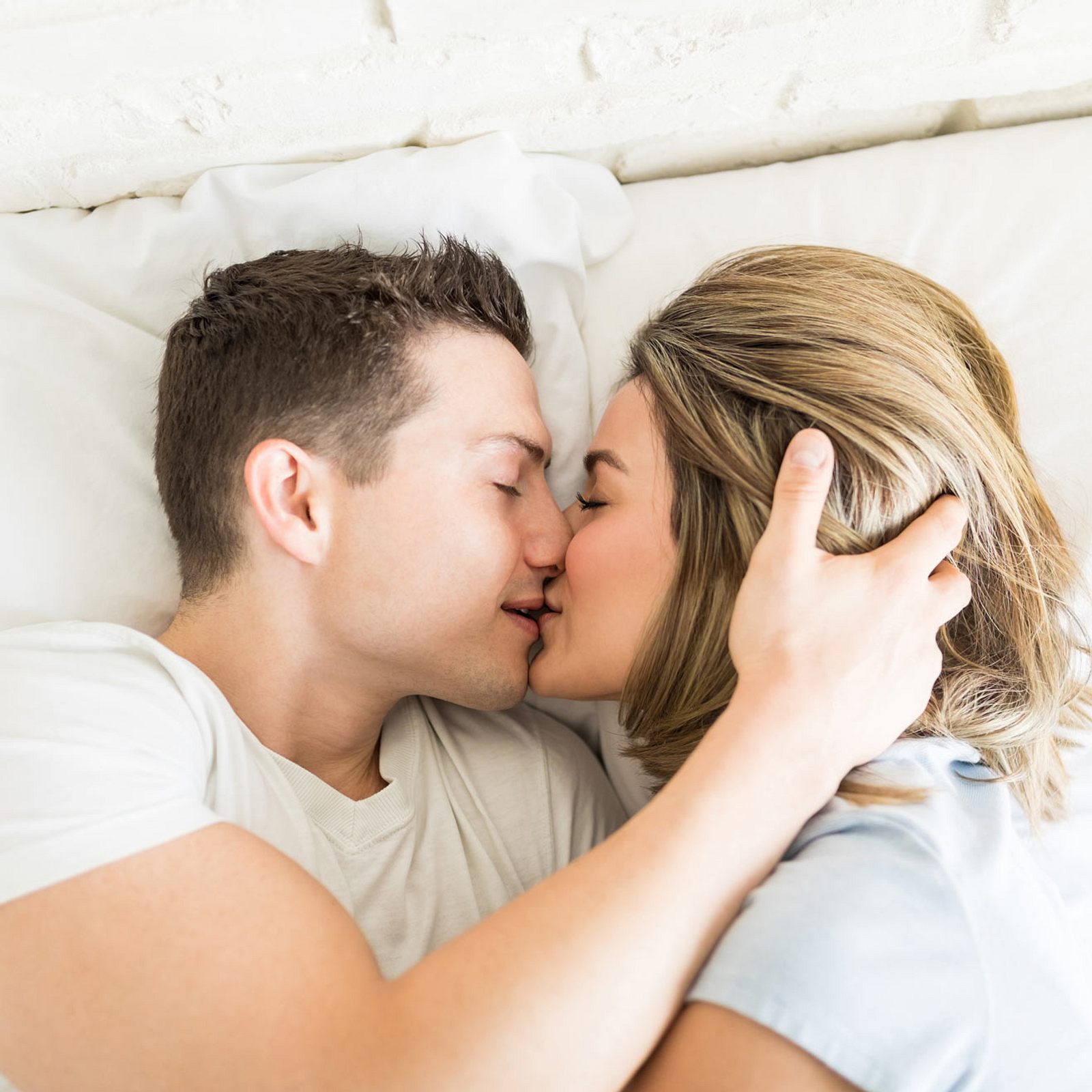 Поцелуй несовершеннолетних в кровати. Как муж с женой целуются в постели. Муж жена целуются н видео. Включи фотографию как муж и жена целуются.