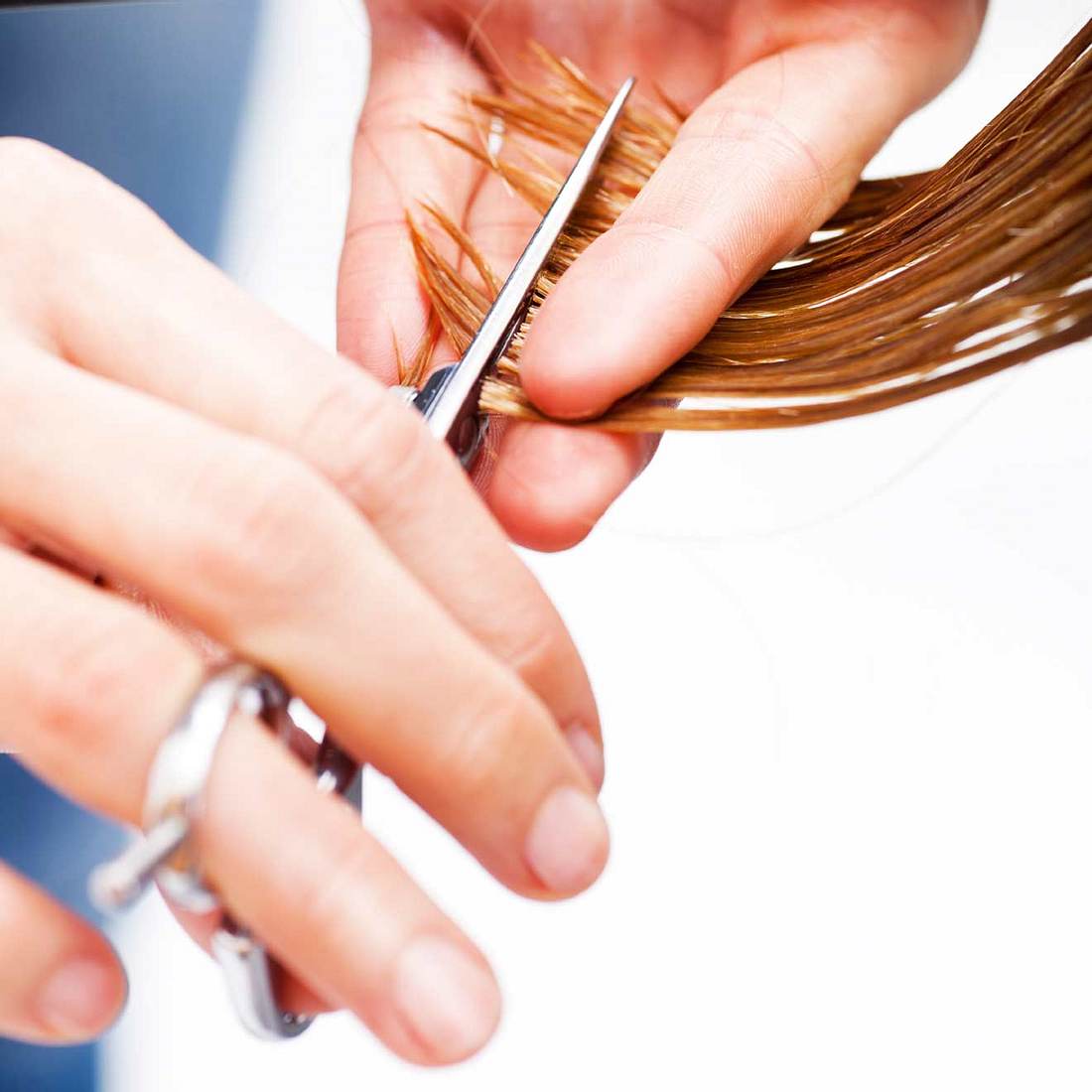 haare schneiden, haare selber schneiden, lange haare schneiden, haare selbst schneiden, spitzen schneiden, haare selbst schneiden, spitzen selber schneiden, pony schneiden, Pony selbst schneiden, Locken schneiden, glatte Haare schneiden, Spliss-Schnitt