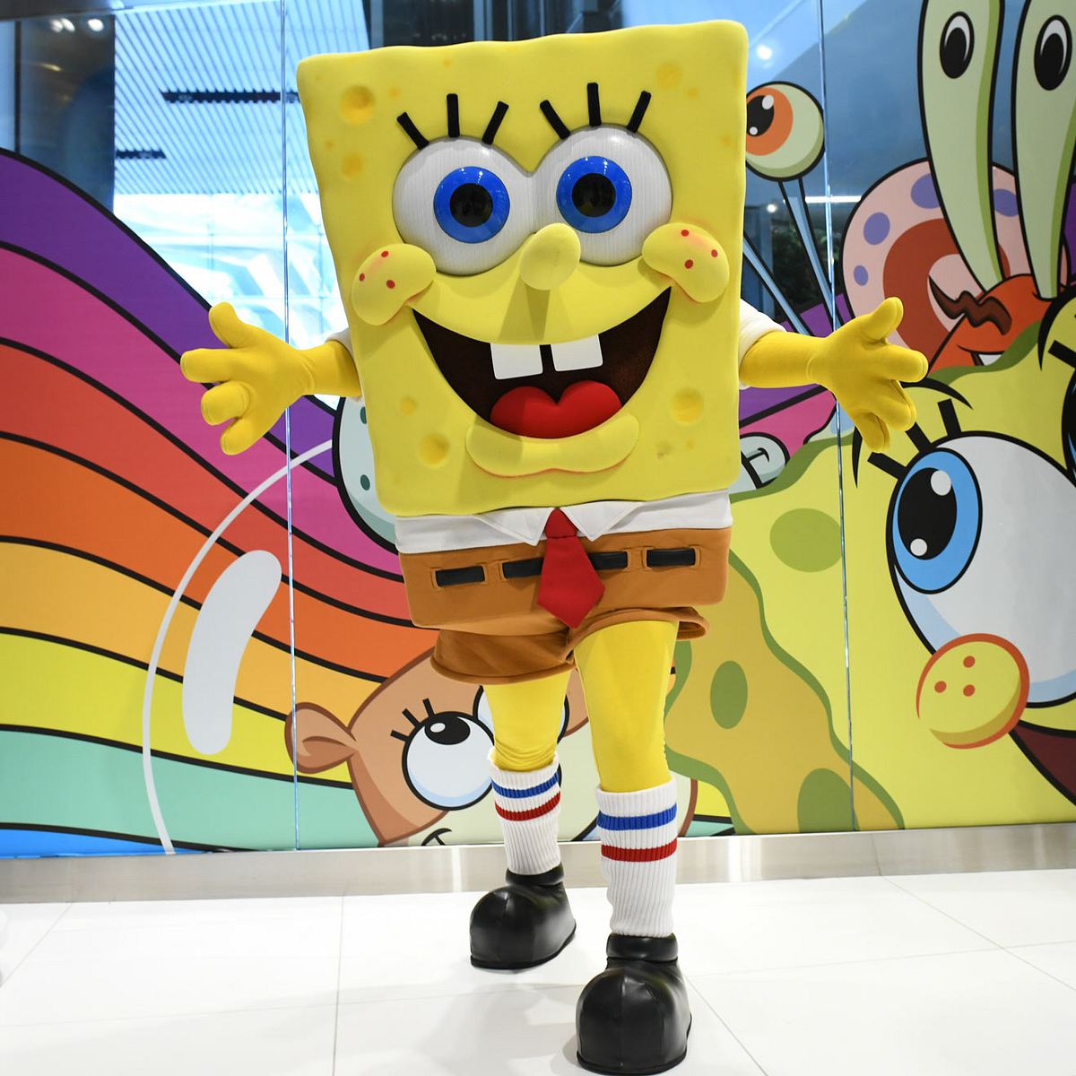 Keine andere Zeichentrickfigur hat es zu so großer Beliebtheit geschafft, wie Spongebob Schwammkopf. Schon seit zwanzig Jahren verzaubert er seine Fans. Jetzt kommt das große Outing!