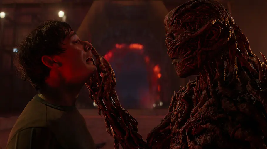 „Stranger Things“ Staffel 5 Verängstigter junger Mann steht Monster gegenüber.