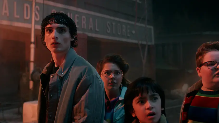 „Stranger Things“ Staffel 5 Jugendliche schauen erschrocken in eine Richtung.