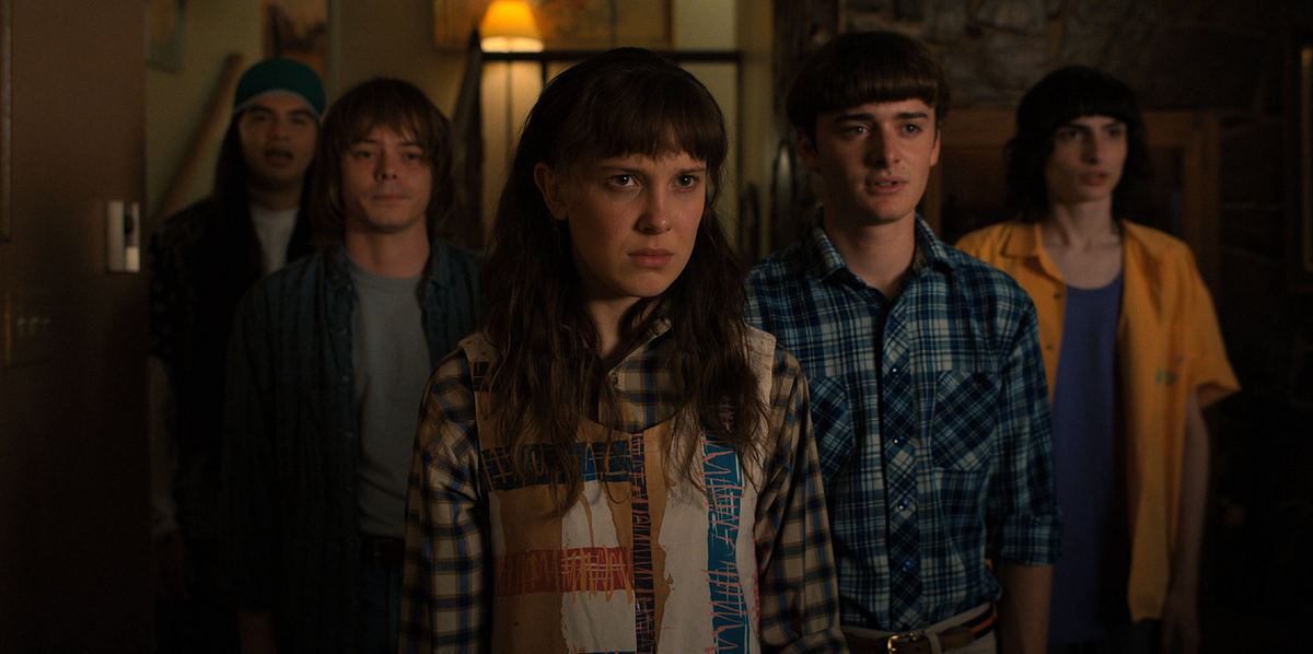 Man sieht von links nach rechts Eduardo Franco, Charlie Heaton, Millie Bobby Brown, Noah Schaper und Finn Wolfhard. Sie schauen alle etwas verwirrt. 