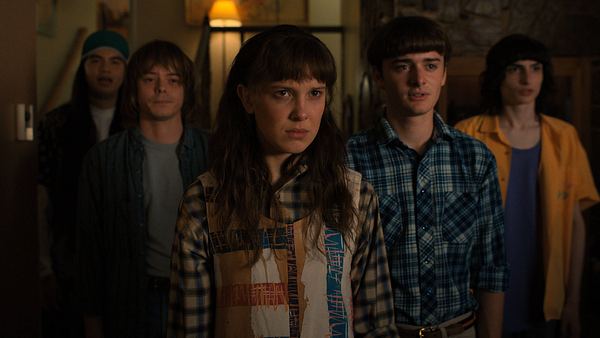 Man sieht von links nach rechts Eduardo Franco, Charlie Heaton, Millie Bobby Brown, Noah Schaper und Finn Wolfhard. Sie schauen alle etwas verwirrt.  - Foto:  IMAGO / Picturelux