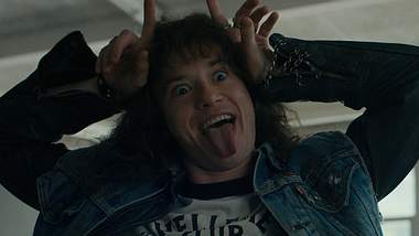 Cast-Neuzugang Joseph Quinn verkörpert Metalhead Eddie Munson in der aktuellen Staffel Stranger Things - Foto: Netflix