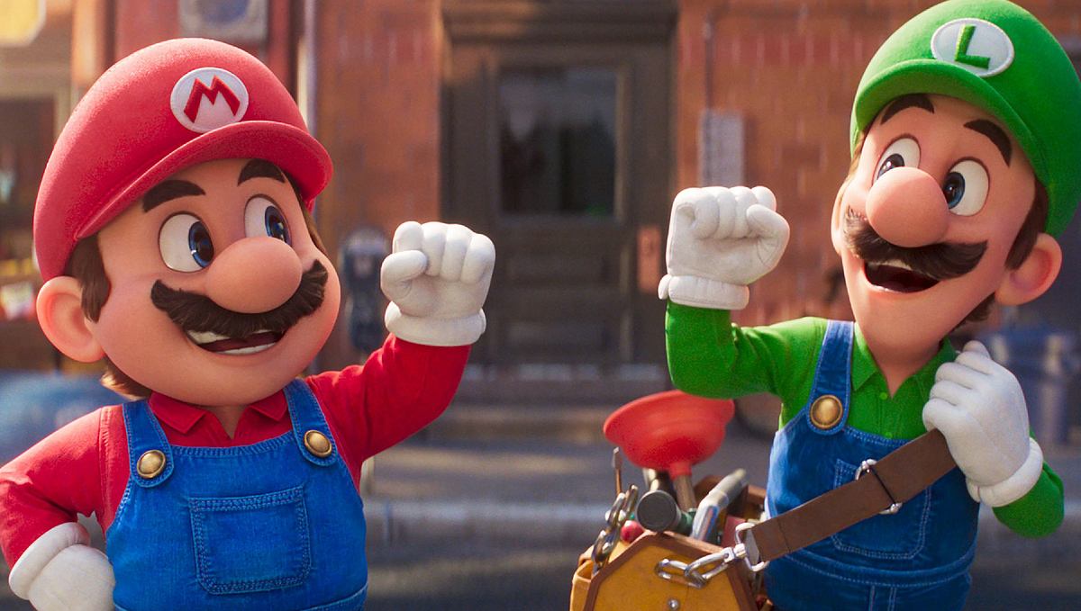 Mario (links) und Luigi sind in Klempner-Montur bester Dinge und wollen ihre Fäuste gegeneinanderschlagen.