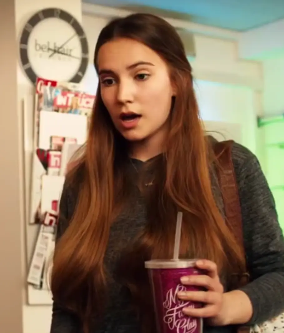 Tara Fischer spielt das Mauerblümchen Bella