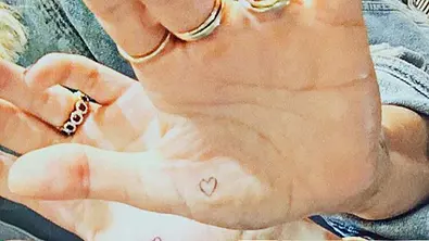 tats-bella_kopie - Foto: Instagram/bellathorne