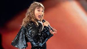 Taylor Swift während eines Konzertes mit schwarzer Glitzer-Jacke  - Foto:  IMAGO / ZUMA Press Wire