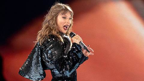 Taylor Swift während eines Konzertes mit schwarzer Glitzer-Jacke  - Foto:  IMAGO / ZUMA Press Wire