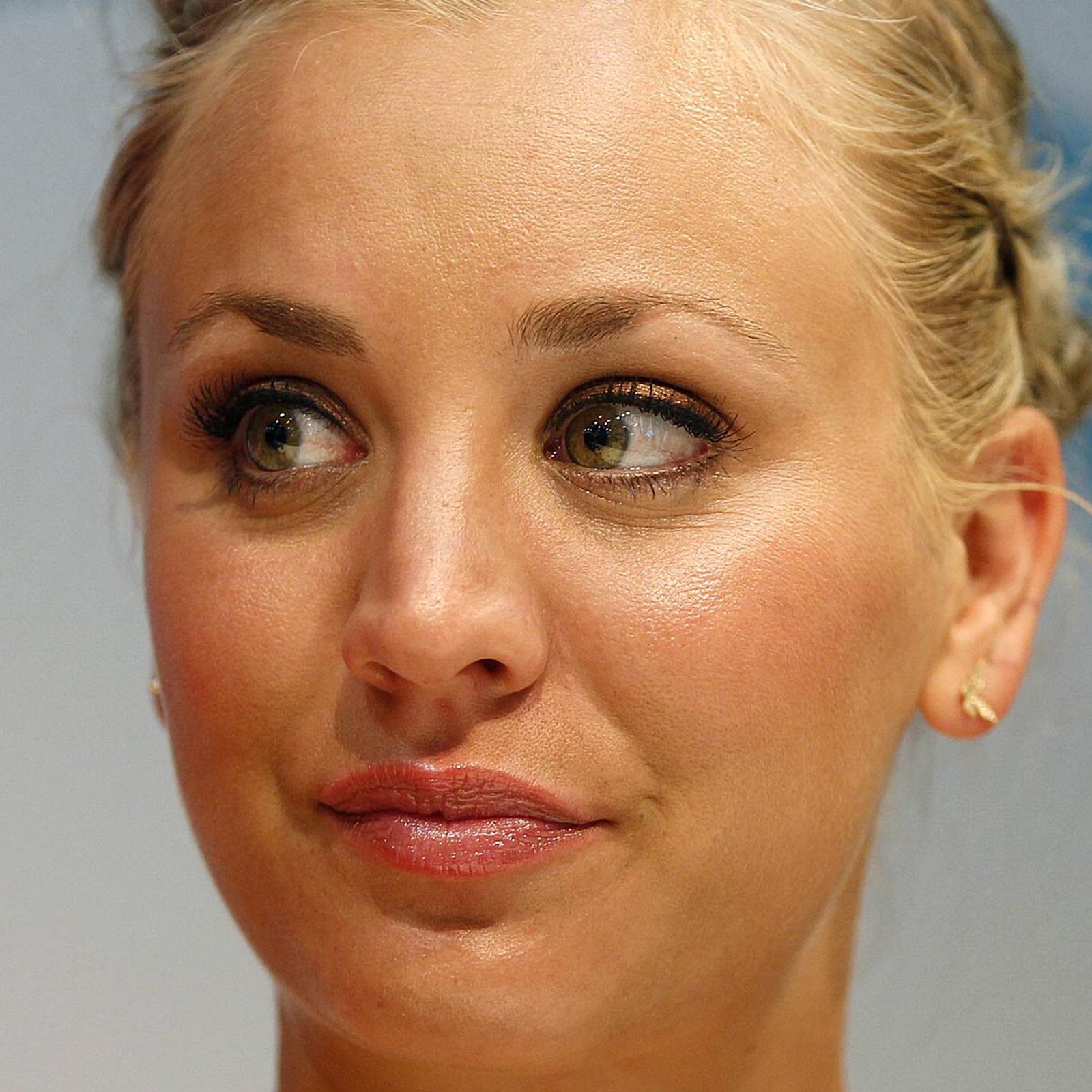 Kaley cuoco macht sich nackt