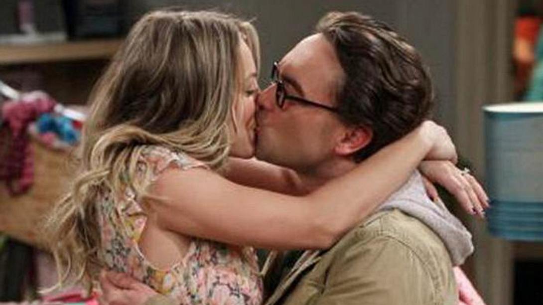 Penny und Leonard aus The Big Bang Theory küssen sich und sind verliebt auf Wolke 7! - Foto: Warner Brothers