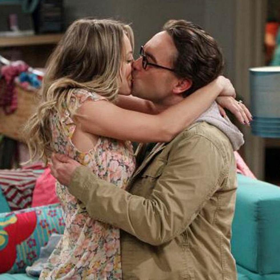 Penny und Leonard aus The Big Bang Theory küssen sich und sind verliebt auf Wolke 7!