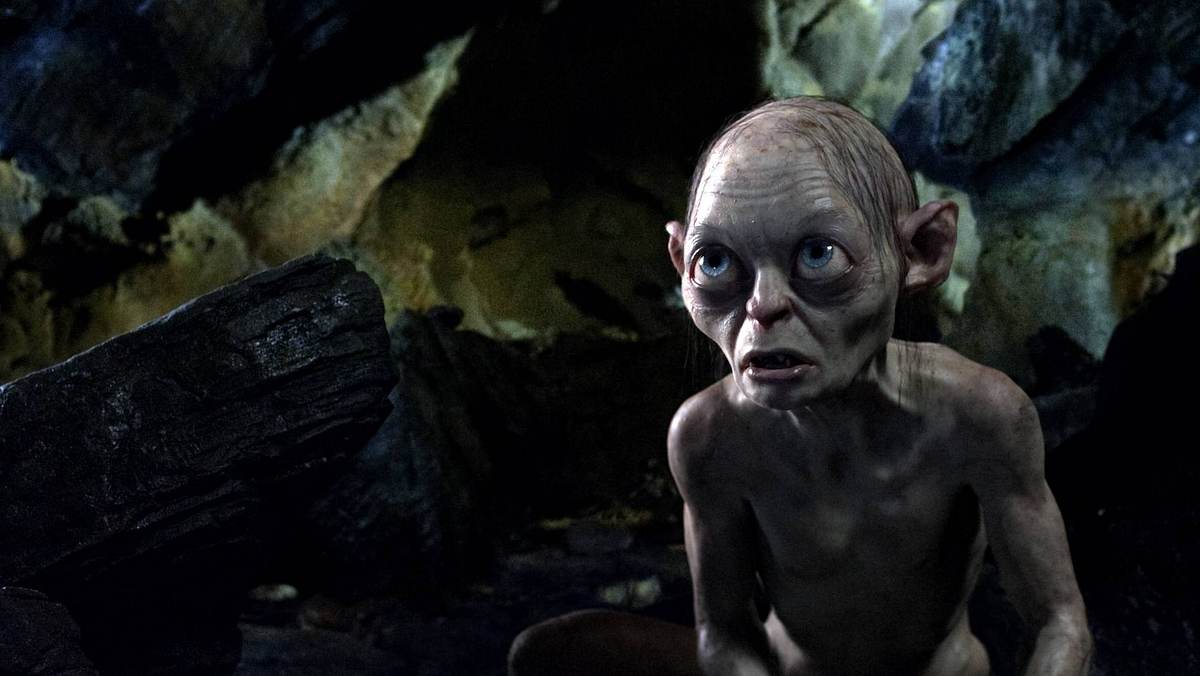 Gollum steht in einer Höhle.