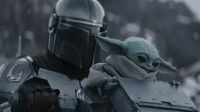 Der Mandalorian und Grogu sitzen auf einem AT-ST.  - Foto: © 2026 Lucasfilm Ltd™. All Rights Reserved.