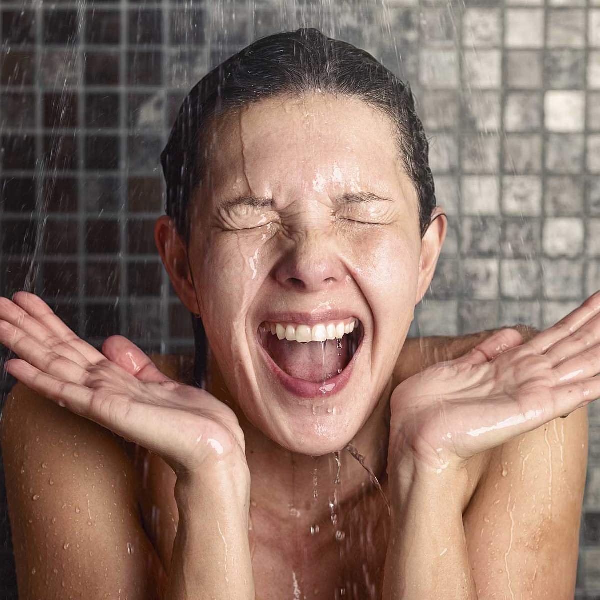 Tipps gegen Hitze in der Schule: kalte Dusche