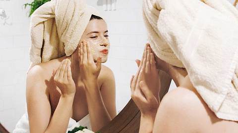 Tolle Ideen für einen Beauty-Tag mit deiner besten Freundin: Peeling - Foto: Shutterstock