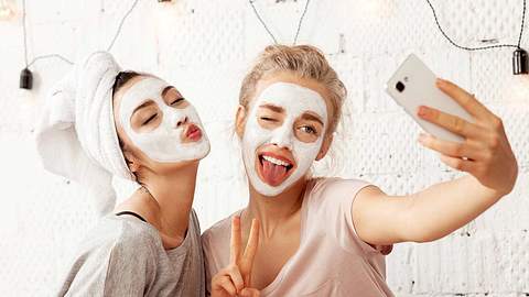 Tolle Ideen für einen Beauty-Tag mit deiner besten Freundin - Foto: Shutterstock