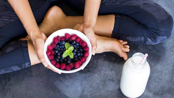 Ob du Muskeln aufbaust, liegt maßgeblich an deiner Ernährung! Gerade Protein ist ein wesentlicher Makro-Nährstoff, der oft vernachlässigt wird. Dabei sollte man auch wenn man nicht oft trainiert, auf eine ausreichende Eiweißzufuhr achten. - Foto: Shutterstock