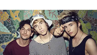 TIL - das sind Eniz, Jona und Dennis (v.l.n.r.) aus Wenden. Mit ihrem Projekt TILmySchool begeistern die Jungs inzwischen Schüler in ganz Europa! - Foto: Robert Eikelpoth