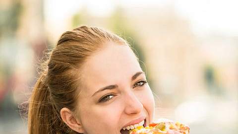 In crust we trust? Das Pizza-Orakel verrät dir, was deine Lieblingspizza über deinen Charakter preisgibt. - Foto: Martinan - stock.adobe.com