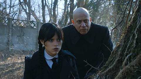 Wednesday Addams und ihr Onkel Fester gemeinsam auf der Spurensuche
